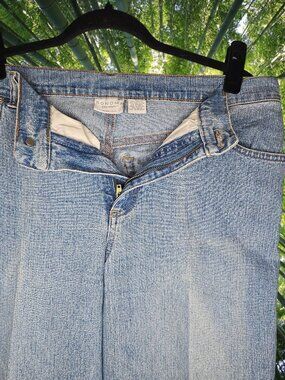 Easy denim with a classic capri fit and everyday comfort.